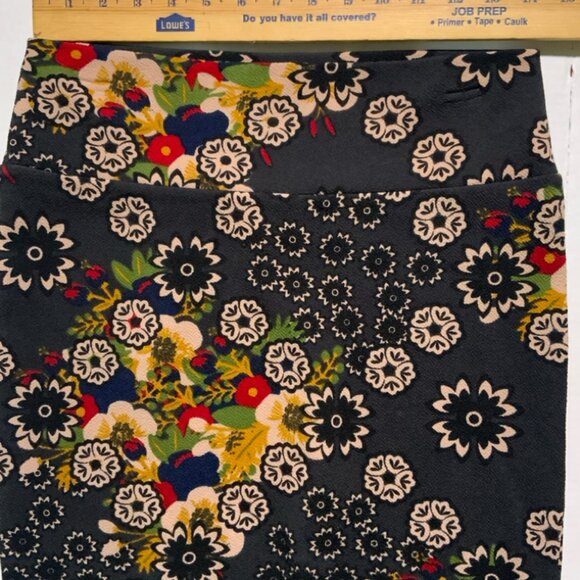 LuLaRoe Small Cassie‎ Pencil Skirt Floral Geometric Black Tan Red (I) - Picture 3 of 4